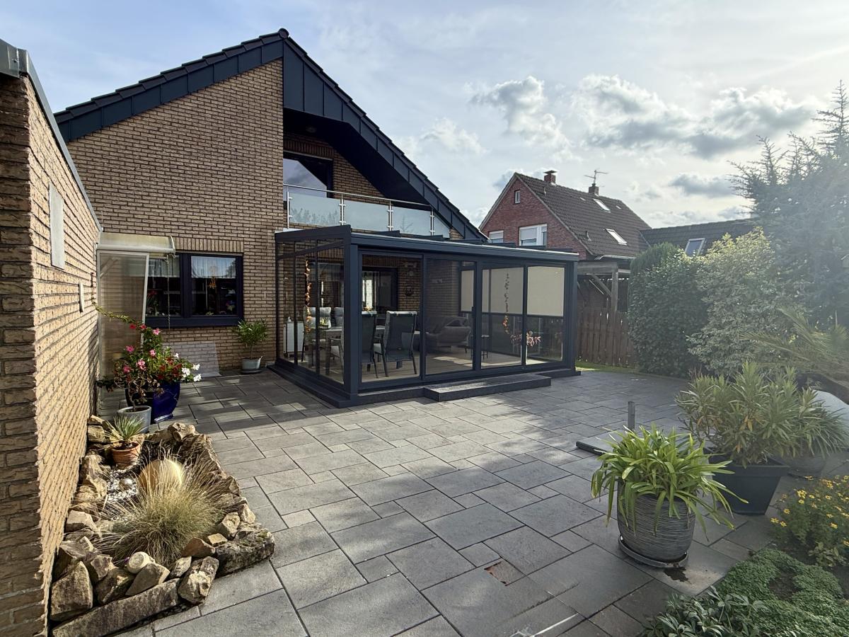 Südterrasse mit umfangreichen Anlagen