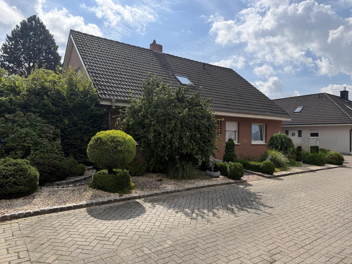 Ansicht Straßenseite; Bilddarstellung teilweise KI-gestützt optimiert (z. B. Himmel und Retuschen)