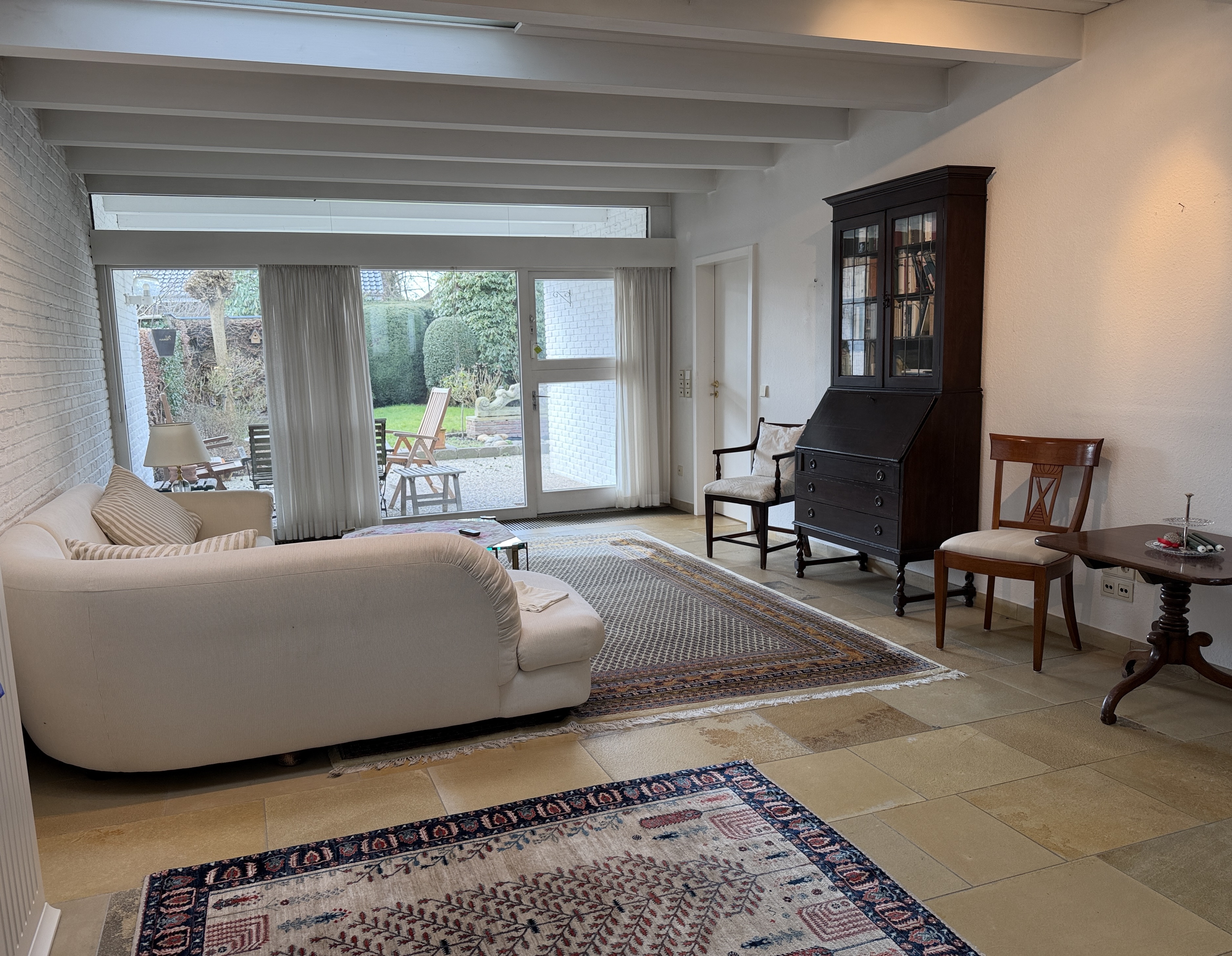 Wohnzimmer mit Zugang zur Terrasse