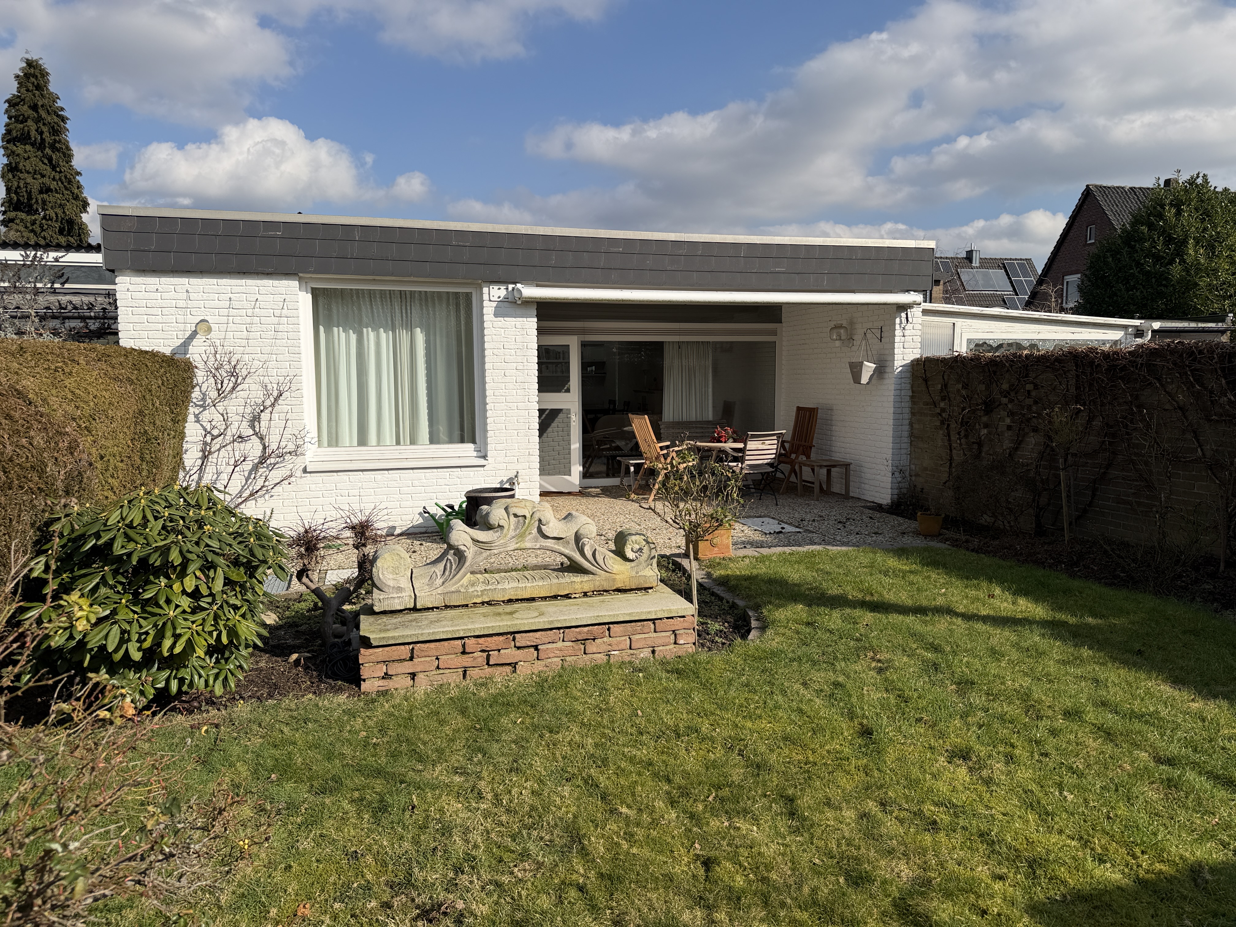 Südseite mit überdachter Terrasse