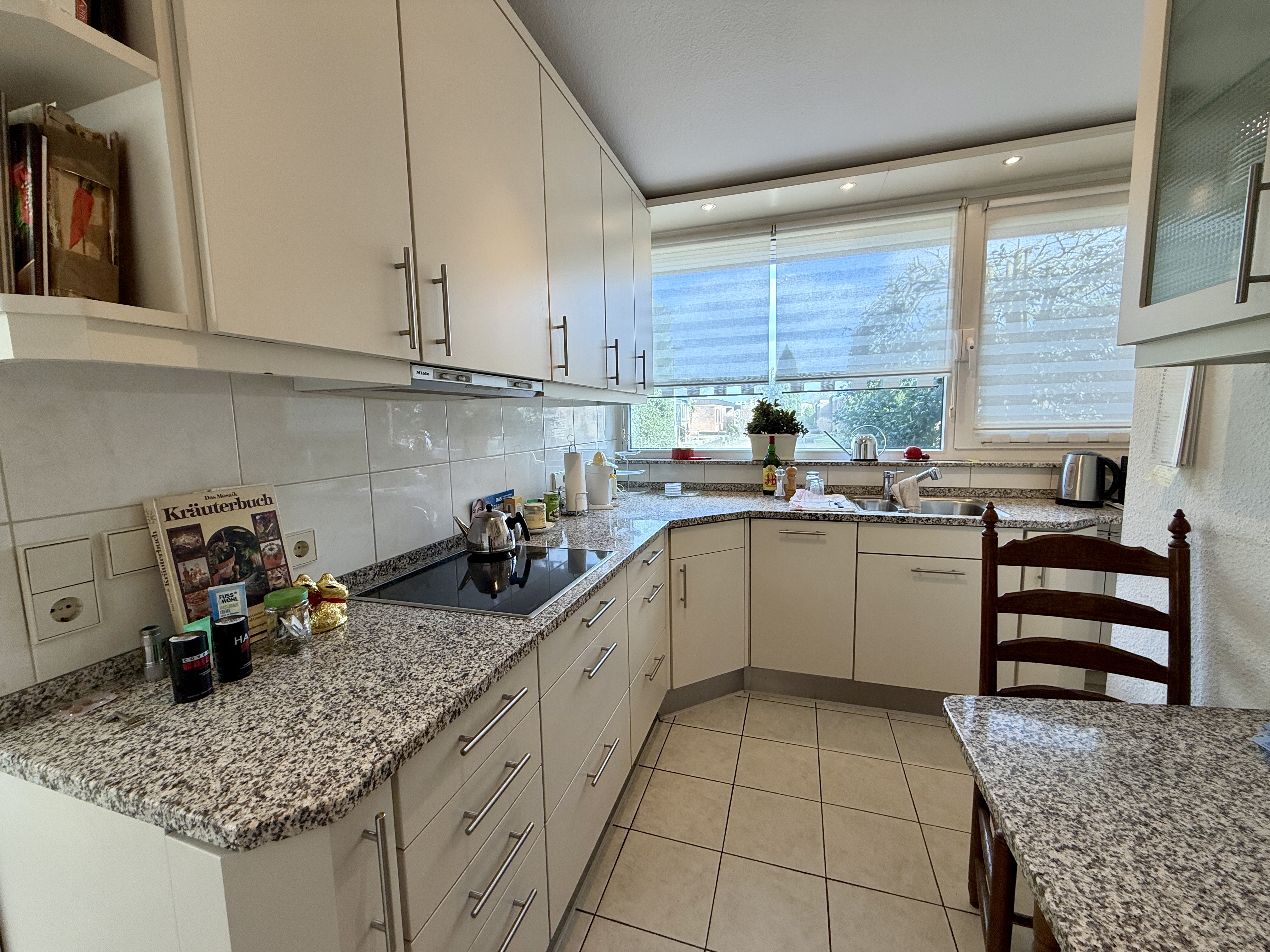 Küche mit Fenster zur Straße