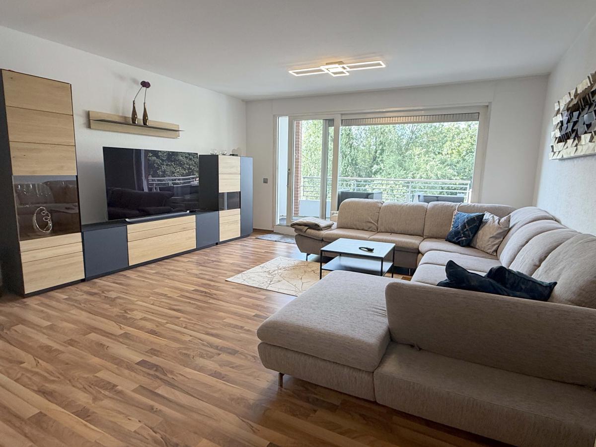 Wohnzimmer mit Zugang zum Balkon
