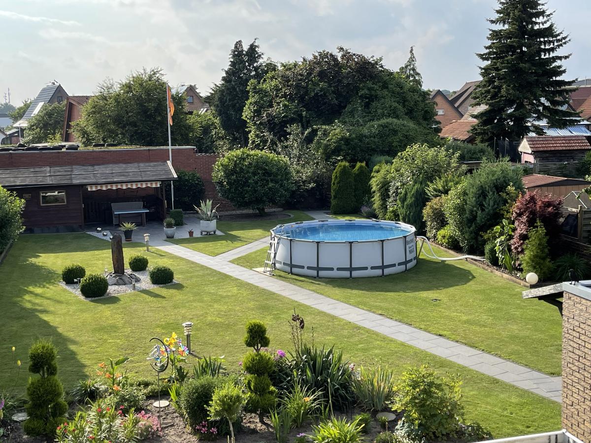 Blick von der Loggia auf das Gartengrundstück (Sommerbild unbearbeitet)
