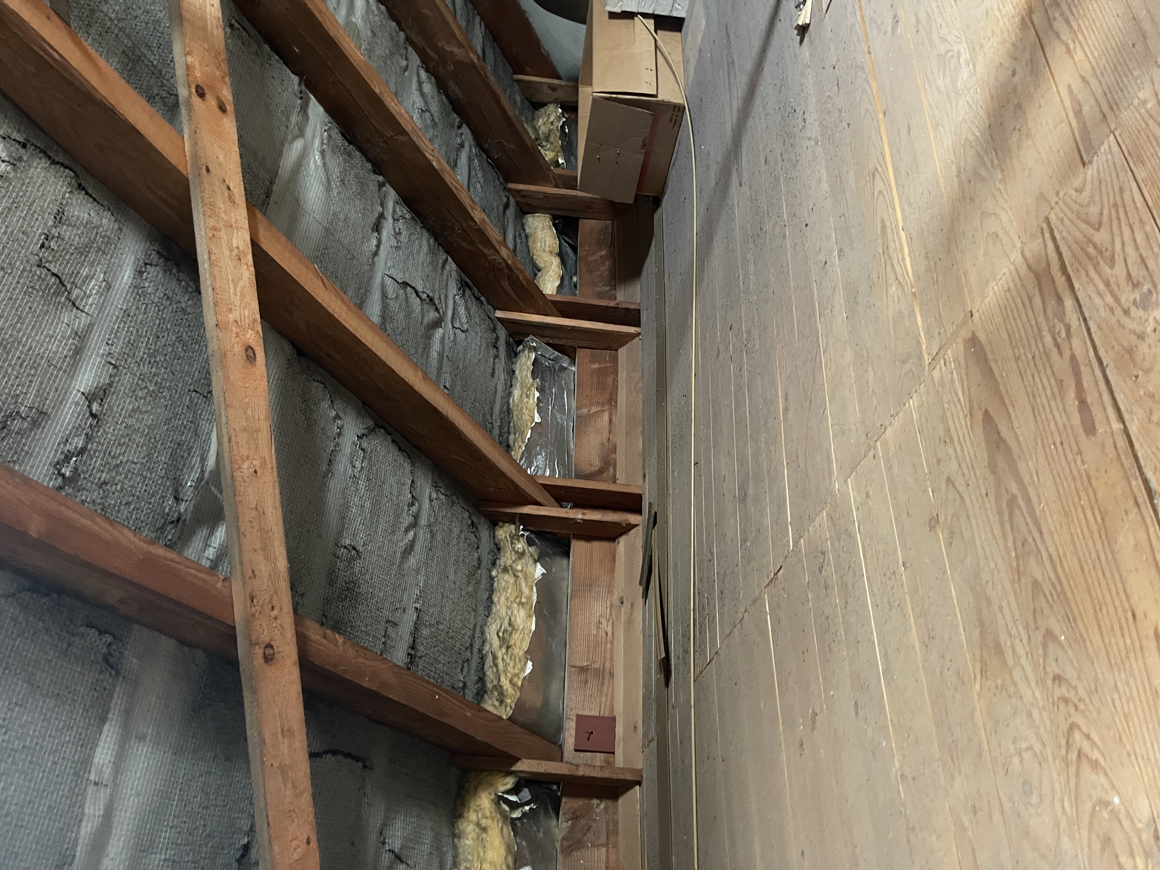 Bodenraum ausgedielt, Dämmung