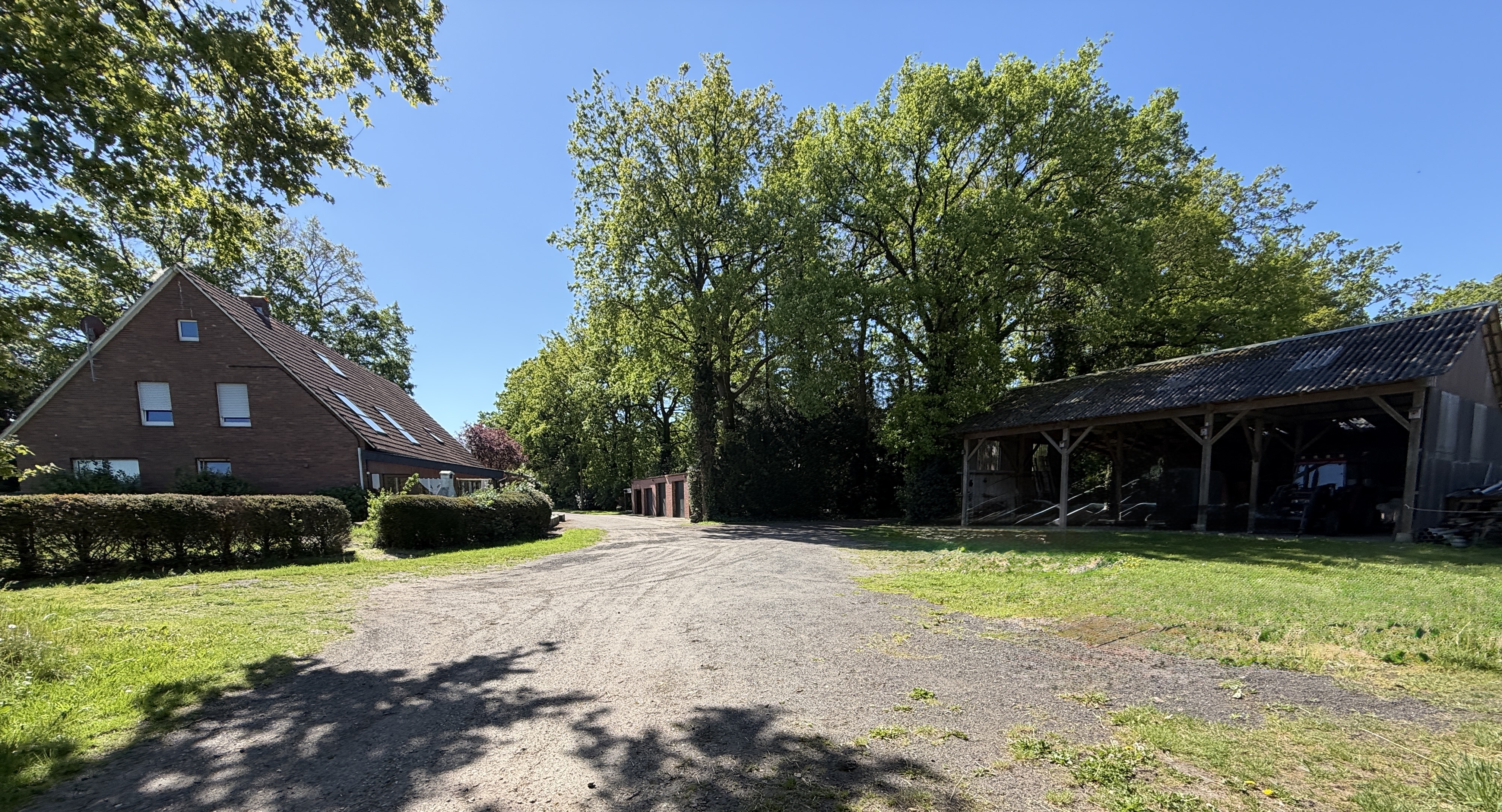 Haupthaus, Garagen, Remise