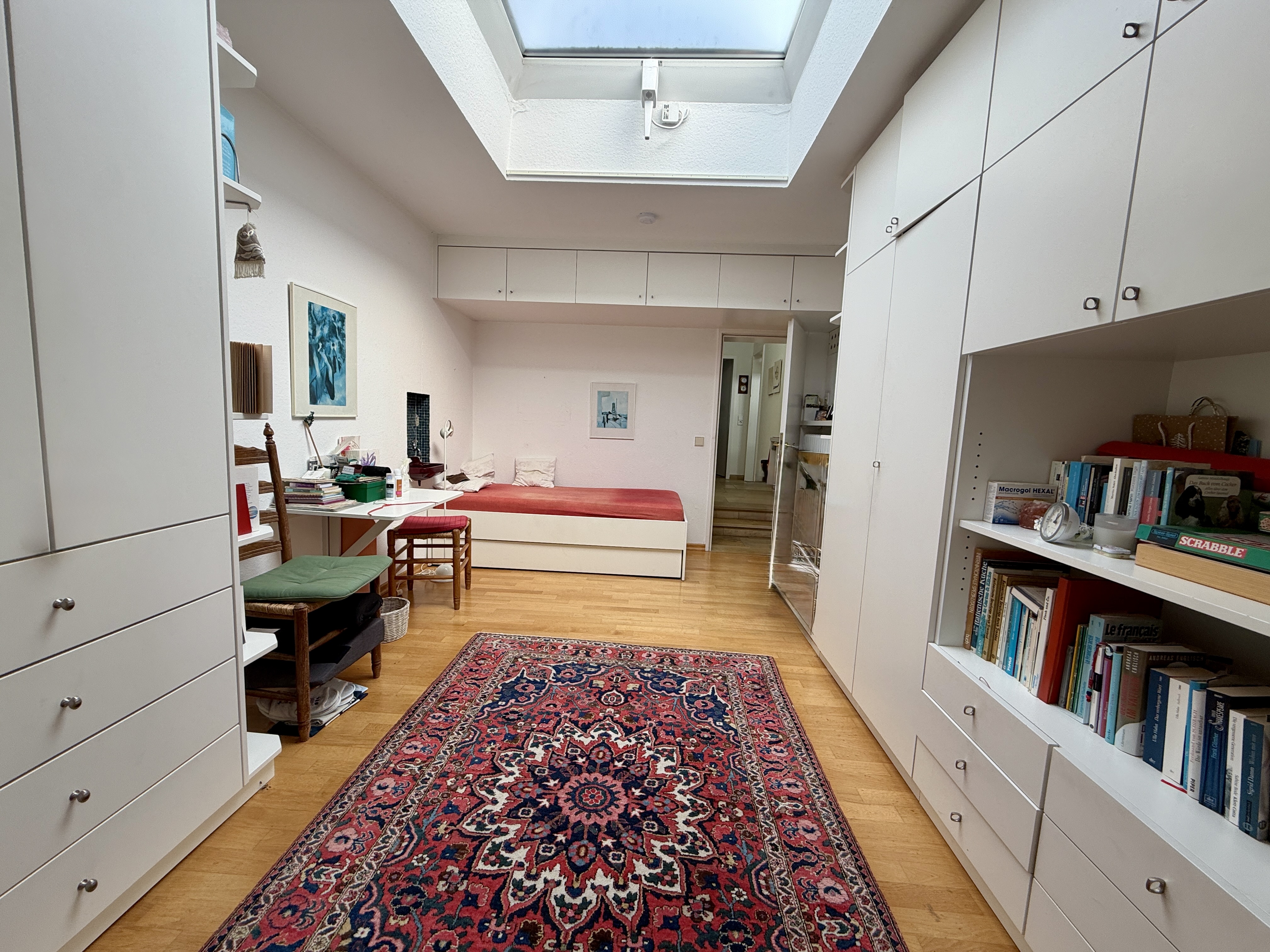 Zimmer mit Einbaumöbeln und Lichthof