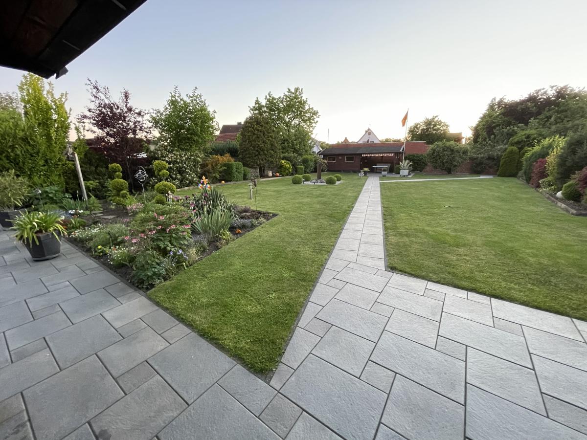 Gartengrundstück mit Plattierungen und Holzhäuschen (Sommerbild unbearbeitet)