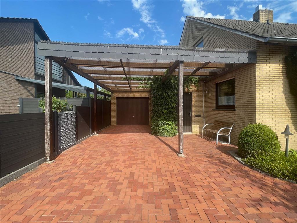 Carport und Garage