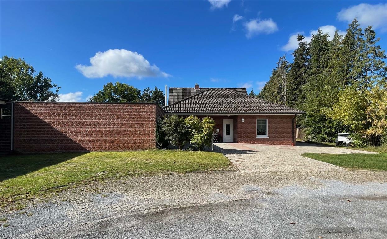 Straßenseite mit Bungalow