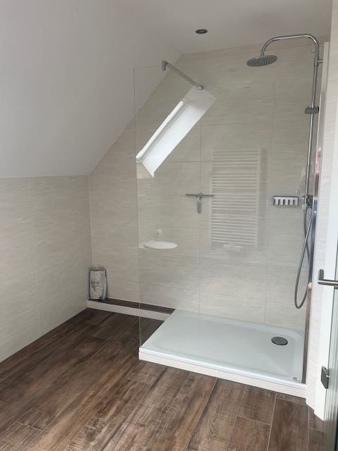 Dusche mit Glasabtrennung