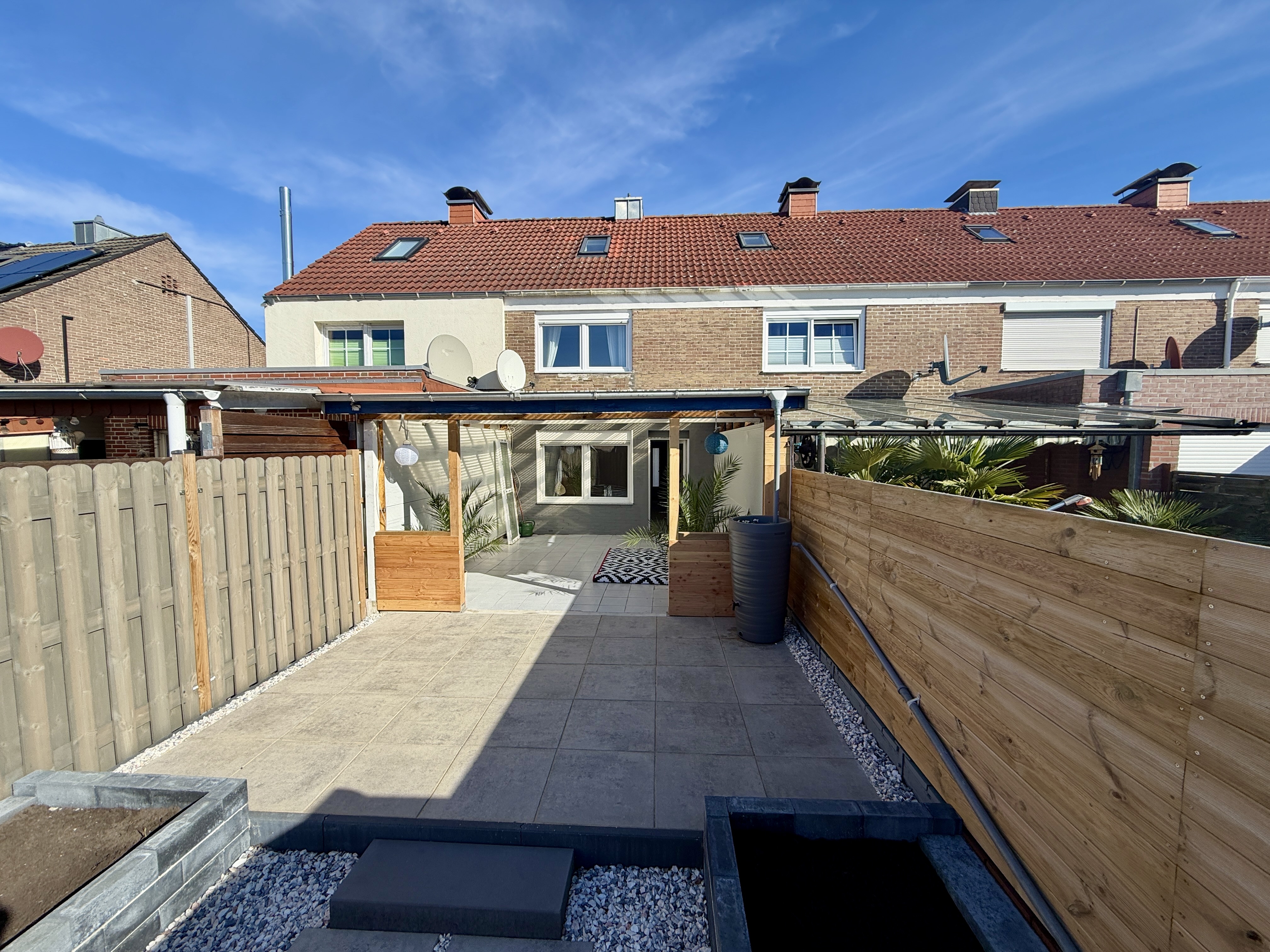 Südseite mit pflegeleichtem Gartenbereich