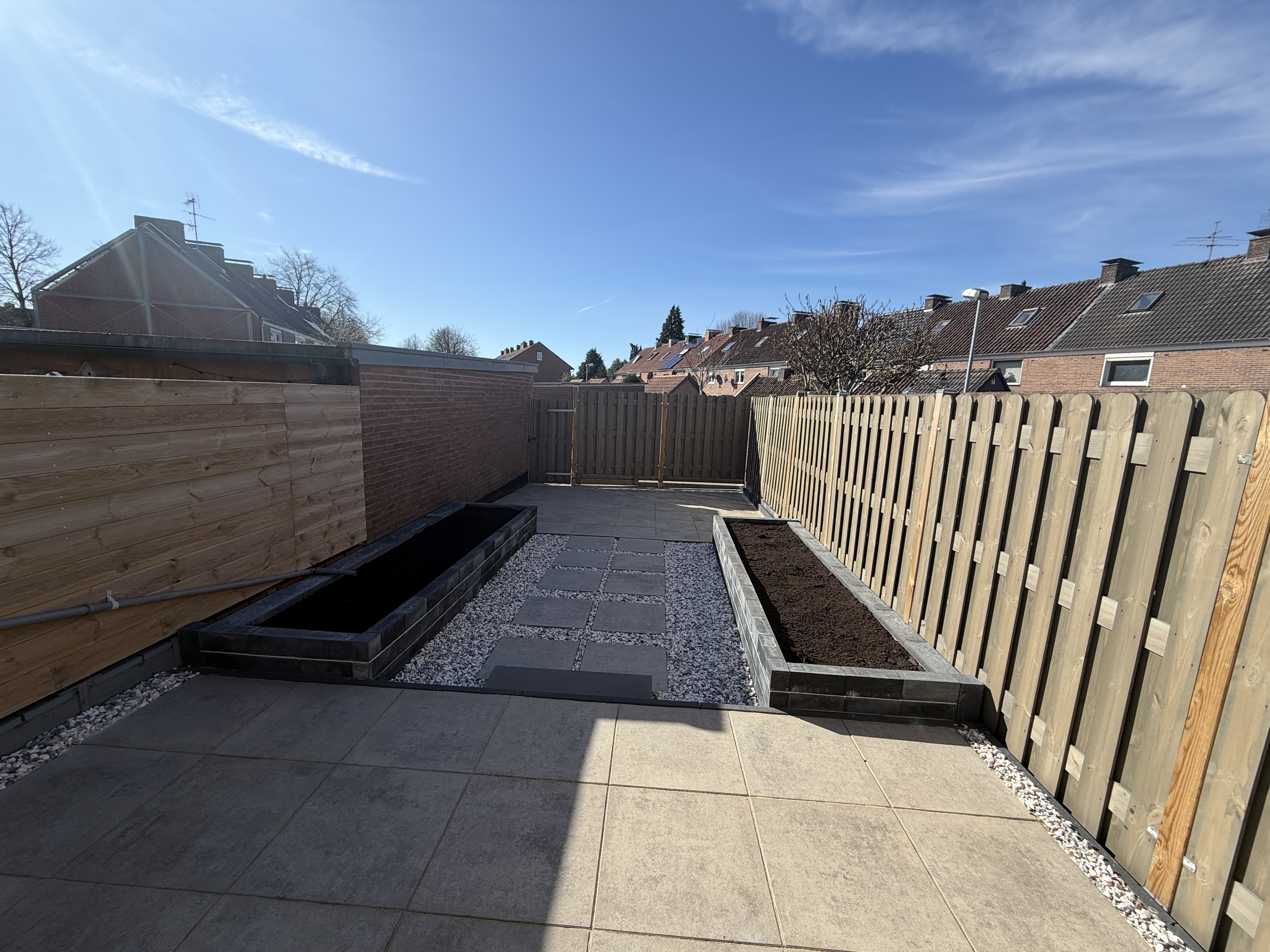 Blick von der Terrasse in den Garten