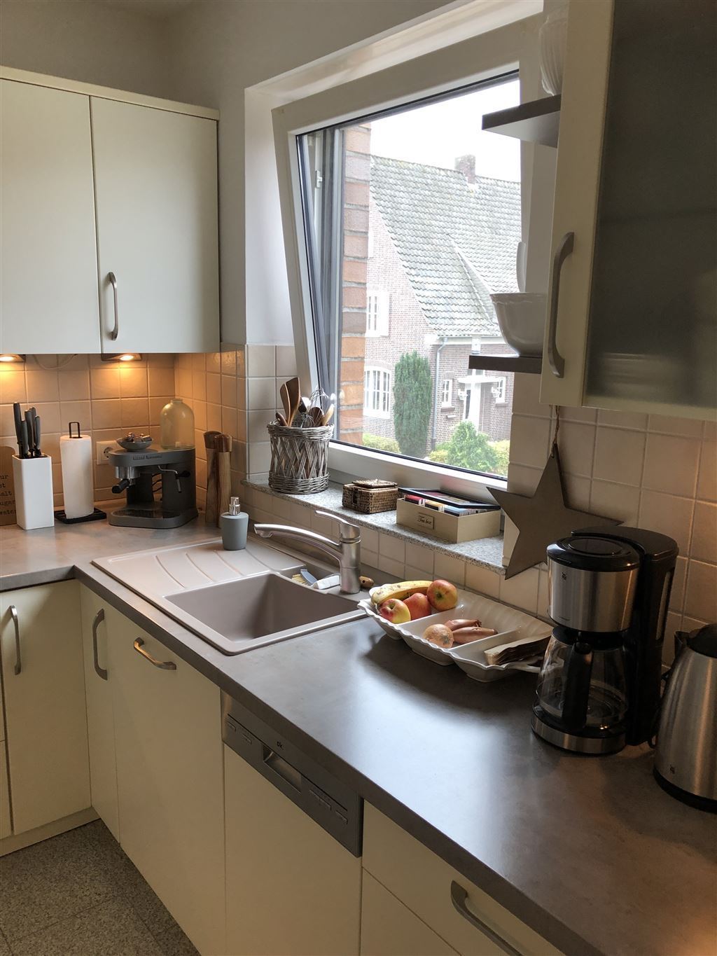 Küche mit Ausblick Straße