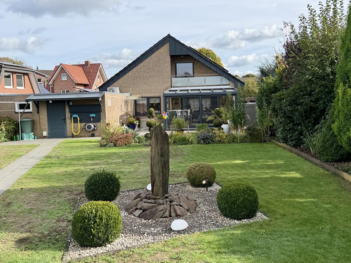 Süd-/Westseite, mit eingewachsenem Garten