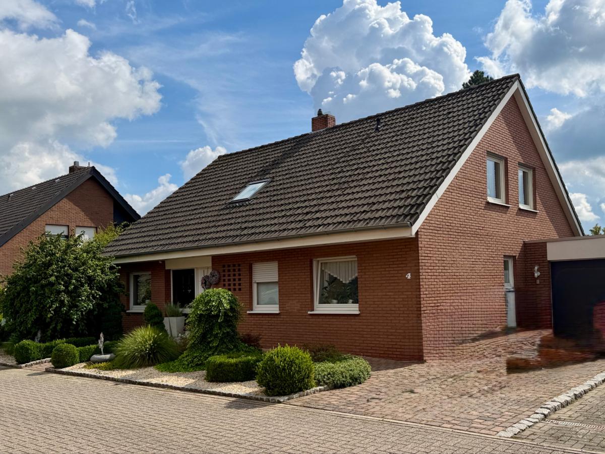 Ansicht Straßenseite; Bilddarstellung teilweise KI-gestützt optimiert (Himmel und Retuschen)