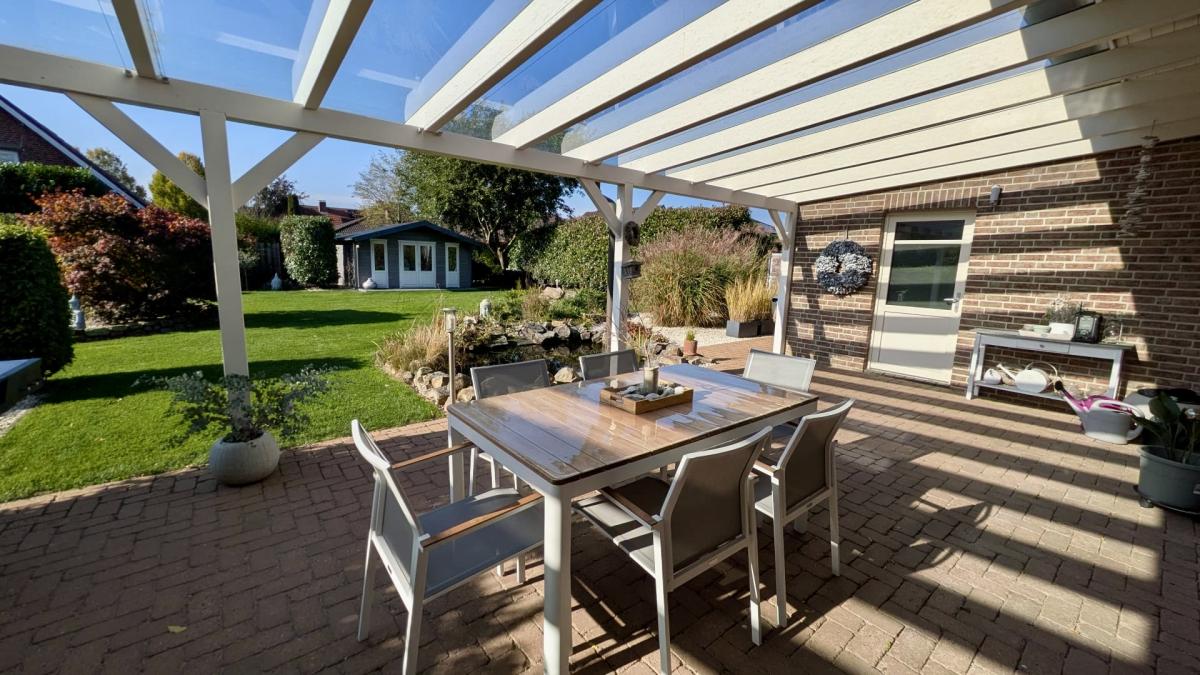 Südterrasse mit Blick in den Garten