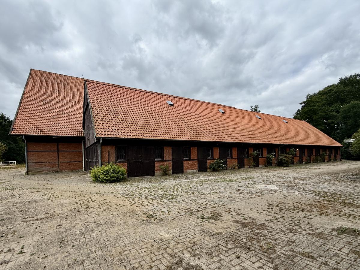 Stallgebäude neben Reithalle